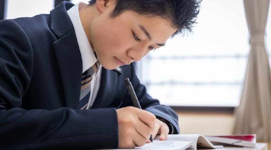 英単語を覚える学生さん